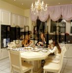 11-01-2003 Familie Paay Curry Patricia Paay, Adam Curry and Christina at home in Belgium. January 11, 2003.

[keywords]Kitchen table, Laughing[/keywords]